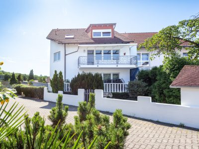 Rückansicht mit Balkon